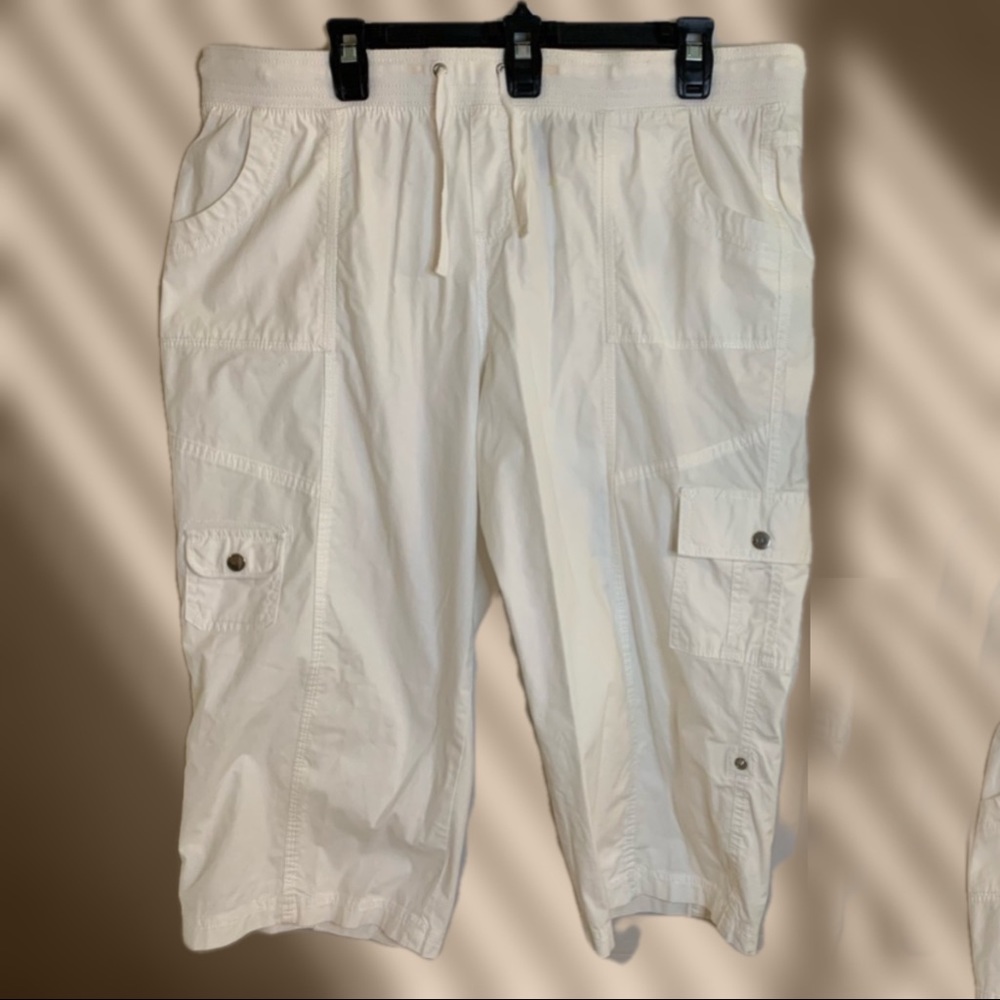 White Capri pants with pockets